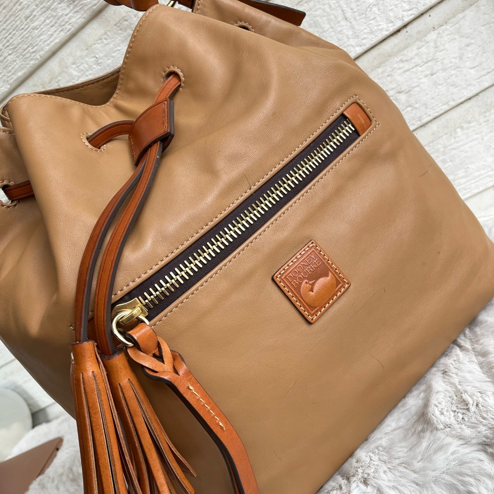DOONEY & BOURKE Tan XL Tasha Drawstring Bucket Nag Shoulder Tote Sorrento Dillen - Picture 5 of 12